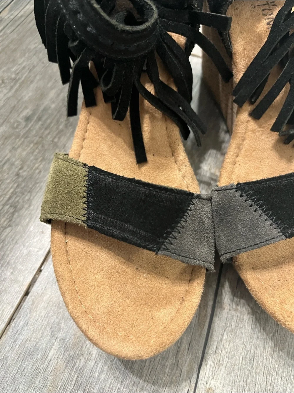 Minnetonka Black and Olive Suede Fringe Cork Wedge Sandals women’s 7